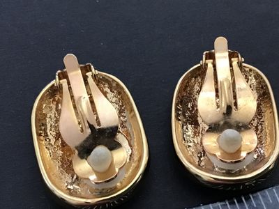 Wonderful Quality Gorgeous Excellent Vintage clip on Earrings