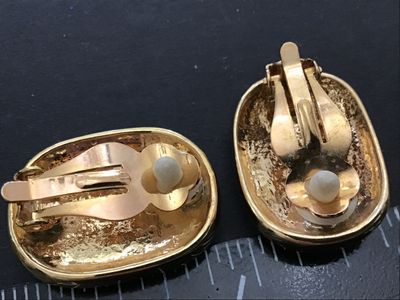 Wonderful Quality Gorgeous Excellent Vintage clip on Earrings