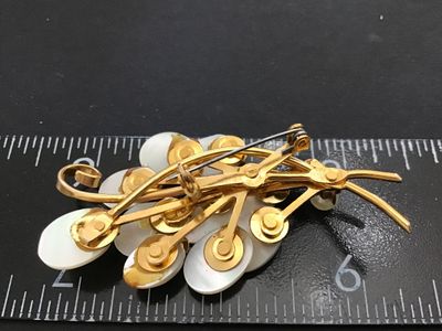Beautiful Vintage Shell Gold Tone Brooch