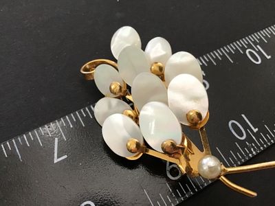 Beautiful Vintage Shell Gold Tone Brooch