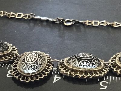 Beautiful Vintage Necklace Glass Etched Stones