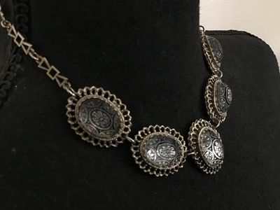 Beautiful Vintage Necklace Glass Etched Stones