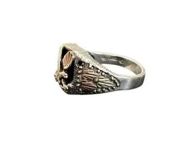 Sale Photo Thumbnail #79: Black Hills Gold Eagle Ring, Sterling SilverA men's pinky ring featuring a gold appliqued eagle on the black onyx center, as well as gold leaves on the sides. The ring itself is sterling silver and marked 925. Size 6 3/4
Weight: 4.7 grams
Beautiful men's 