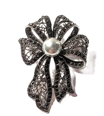 **NEW ARRIVAL** Beautiful "GRAY PEARL BOW" BROOCH (2½" x 1¾") with Large Gray Faux Pearl on a Black Filigree-Style...