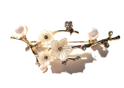 **NEW ARRIVAL** Bejeweled Enameled WHITE FLOWERS SPRAY BROOCH (2½" x 1") with 3 Faux Pearls on a Gold Tone Setting