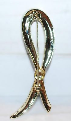 Large GREEN RIBBON BROOCH (4" x 1¾") on a Gold Tone Setting