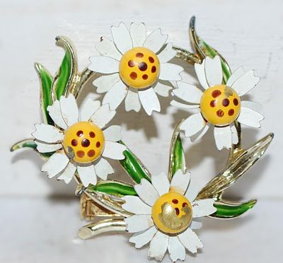 VINTAGE Metal 4 Yellow Flowers Wreath BROOCH (1¾" Diam.) on a Circle Setting