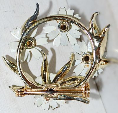 VINTAGE Metal 4 Yellow Flowers Wreath BROOCH (1¾" Diam.) on a Circle Setting