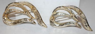 Pair of Multicolored SWIRL BROOCHES (2" x 1½") on a Gold Tone Setting