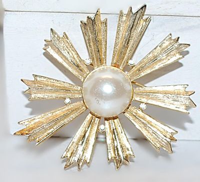 Half Pearl-Style Button Center BROOCH (2¼" Diam.) on a Gold Tone "SUNBURST" Setting