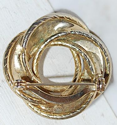 Gold Colored CONCENTRIC CIRCLES BROOCH (1¼" Diam.) with Edge Grooves on a Gold Tone Setting