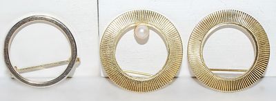 Collection of 3 "Gold & Silver Colored" Circle BROOCHES (1¼" to 1") with One Having an Attached Faux Pearl