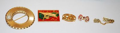 Collection of 5 BROOCHES / PINS Including Pearl on Circle, Bowtie, Wall of China Scene, Letters " SMS" & # "80"