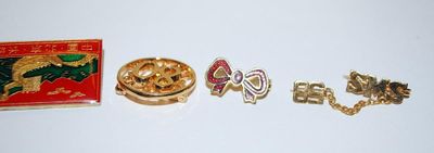 Collection of 5 BROOCHES / PINS Including Pearl on Circle, Bowtie, Wall of China Scene, Letters " SMS" & # "80"