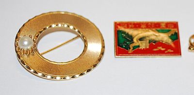 Collection of 5 BROOCHES / PINS Including Pearl on Circle, Bowtie, Wall of China Scene, Letters " SMS" & # "80"