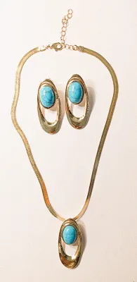 *** NEW ARRIVAL *** "BLUE OVAL TURQUOISE" STONE JEWELRY SET with Choker NECKLACE (14" L, Single PENDANT + Gold Tone...