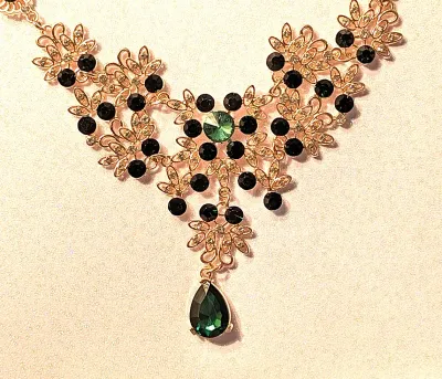 *** NEW ARRIVAL *** Showy GREEN TEARDROP and JEWELED "STARS" JEWELRY SET with Choker NECKLACE (14" L + Gold Tone...