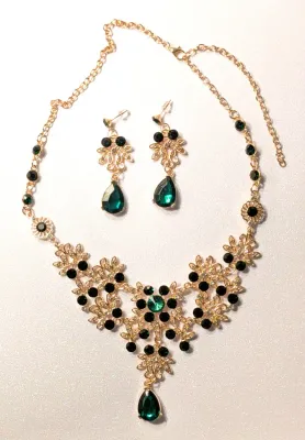 *** NEW ARRIVAL *** Showy GREEN TEARDROP and JEWELED "STARS" JEWELRY SET with Choker NECKLACE (14" L + Gold Tone...