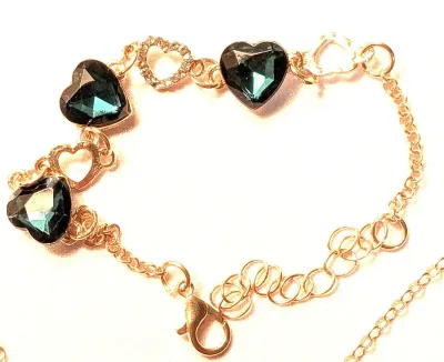 *** NEW ARRIVAL *** DOUBLE GREEN HEART STONES JEWELRY SET (NECKLACE (15" L + "Bowtie" PENDANT + Gold Tone Chain/Lobster...