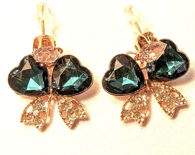*** NEW ARRIVAL *** DOUBLE GREEN HEART STONES JEWELRY SET (NECKLACE (15" L + "Bowtie" PENDANT + Gold Tone Chain/Lobster...