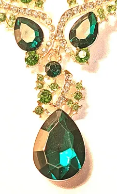 *** NEW ARRIVAL *** Showy GREEN TEARDROP and JEWELED SWIRLS JEWELRY SET with NECKLACE (14" L + Gold Tone Chain/Lobster Clasp) &...