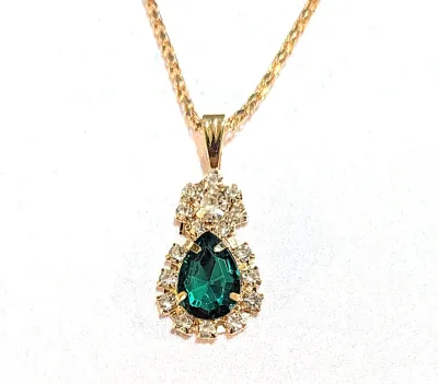 *** NEW ARRIVAL *** Single GREEN TEARDROP STONE JEWELRY SET (NECKLACE (16" L + PENDANT + Clear Stones Surround, Gold Colored...