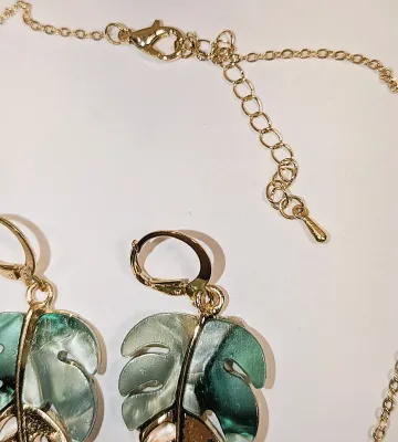 GREEN & GOLD Acrylic LEAVES JEWELRY SET with NECKLACE (16" L + GOLD Tone Chain/Lobster Clasp) + Matching EARRINGS with Snap...