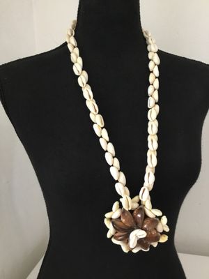 Beautiful, vintage, Hawaiian style cowrie shell statement necklace, chunky flower pendant
