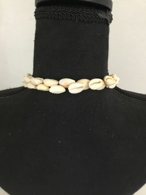 Beautiful, vintage, Hawaiian style cowrie shell statement necklace, chunky flower pendant
