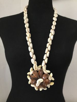 Beautiful, vintage, Hawaiian style cowrie shell statement necklace, chunky flower pendant