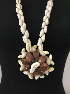 Beautiful, vintage, Hawaiian style cowrie shell statement necklace, chunky flower pendant