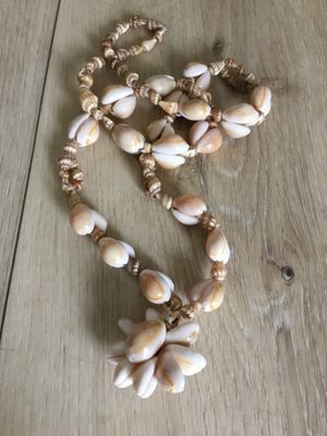 Beautiful Hawaiian vintage cowrie shell necklace