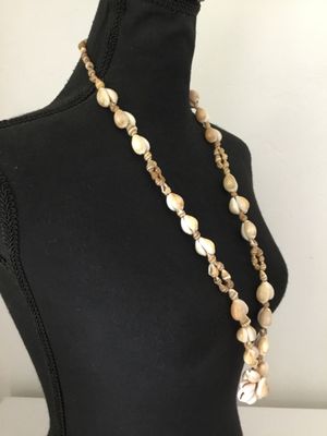 Beautiful Hawaiian vintage cowrie shell necklace