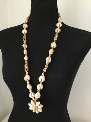 Beautiful Hawaiian vintage cowrie shell necklace