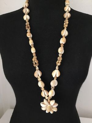 Beautiful Hawaiian vintage cowrie shell necklace