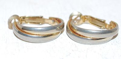 VINTAGE 1950's Overlapping Silver Tone Circles Earrings (¾" Circ.) on a Hinged Snap Clasp