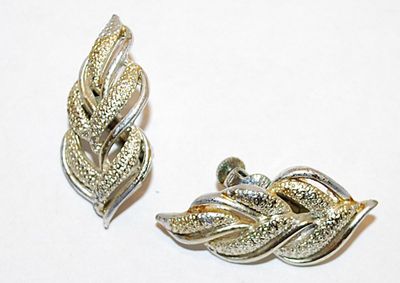 Silver Tone Dimpled LEAVES EARRINGS Set with SNAP Clasp