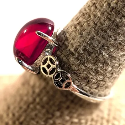 **NEW ARRIVAL** Size 9½ CRANBERRY RED GLASS STONE 4-Prong RING with a "Square in a Circle" Band in a Silver Tone (4.1g)