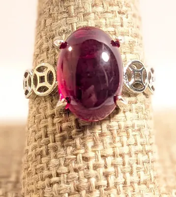 **NEW ARRIVAL** Size 9½ CRANBERRY RED GLASS STONE 4-Prong RING with a "Square in a Circle" Band in a Silver Tone (4.1g)