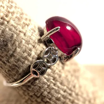 **NEW ARRIVAL** Size 9½ CRANBERRY RED GLASS STONE 4-Prong RING with a "Square in a Circle" Band in a Silver Tone (4.1g)