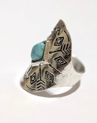**NEW ARRIVAL** Size 5½ BLUE "Crackled" TURQUISE Tilted Square STONE Metal RING on a Silver Tone Band (4.8g)