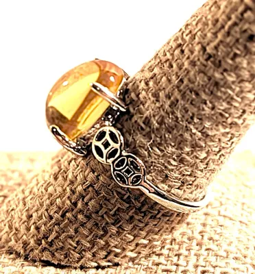 **NEW ARRIVAL** Size 9¼ LEMON YELLOW GLASS STONE 4-Prong RING with a "Square in a Circle" Band in a Silver Tone (3.9g)