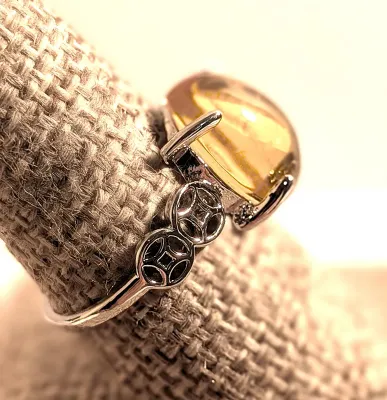 **NEW ARRIVAL** Size 9¼ LEMON YELLOW GLASS STONE 4-Prong RING with a "Square in a Circle" Band in a Silver Tone (3.9g)