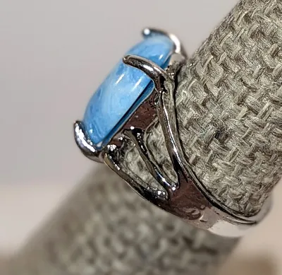 **NEW ARRIVAL** Size 5½ BLUE & WHITE "Speckled" Oval Cabochon 4-Prong Stone RING with a 3-Line Band in a Silver Tone (3.0g)
