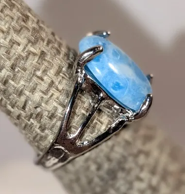 **NEW ARRIVAL** Size 5½ BLUE & WHITE "Speckled" Oval Cabochon 4-Prong Stone RING with a 3-Line Band in a Silver Tone (3.0g)