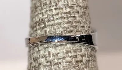 **NEW ARRIVAL** Size 5½ BLUE & WHITE "Speckled" Oval Cabochon 4-Prong Stone RING with a 3-Line Band in a Silver Tone (3.0g)