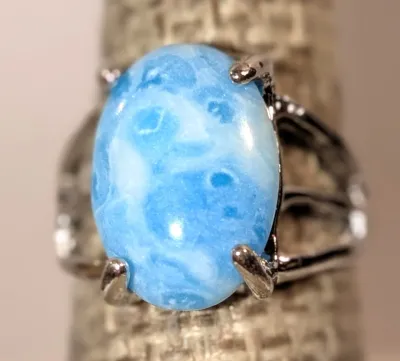 **NEW ARRIVAL** Size 5½ BLUE & WHITE "Speckled" Oval Cabochon 4-Prong Stone RING with a 3-Line Band in a Silver Tone (3.0g)