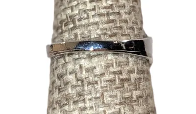 **NEW ARRIVAL** Size 6¾ YELLOW & BLACK "Striped" Oval Cabochon 4-Prong Stone RING with a 3-Line Band in a Silver Tone (3.1g)
