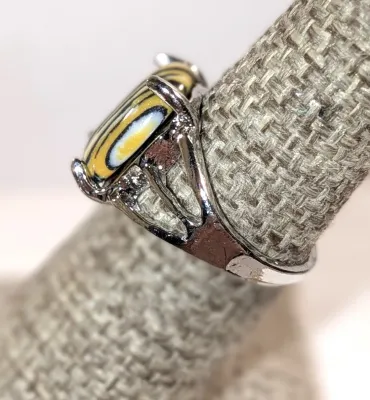 **NEW ARRIVAL** Size 6¾ YELLOW & BLACK "Striped" Oval Cabochon 4-Prong Stone RING with a 3-Line Band in a Silver Tone (3.1g)