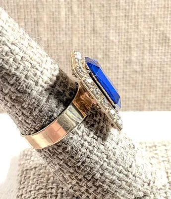 **NEW ARRIVAL** Size 8¼ BLUE Rectangle RING with Jeweled Clear Stones Surround on an ADJUSTABLE SPLIT BAND on a Gold Tone Setting (4.6g)